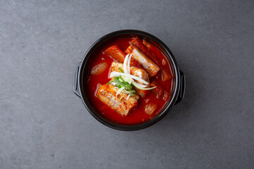 Korean Spicy Braised Fish Stew in Black Earthenware Pot 검은 뚝배기에 담긴 매운 생선조림