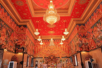 Wat Hualamphong, a royal Buddhist temple with ornate details and a colorful, chandelier lit hall in Bangkok, Thailand