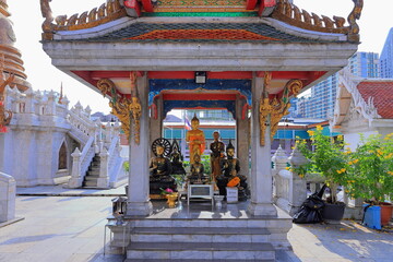 Wat Hualamphong, a royal Buddhist temple with ornate details and a colorful, chandelier lit hall in Bangkok, Thailand