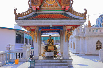 Wat Hualamphong, a royal Buddhist temple with ornate details and a colorful, chandelier lit hall in Bangkok, Thailand