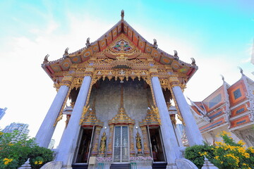 Wat Hualamphong, a royal Buddhist temple with ornate details and a colorful, chandelier lit hall in Bangkok, Thailand