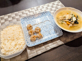 炊き立てのご飯と熱々のシュウマイに具だくさんスープの軽食