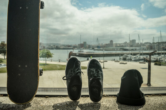 patineta, zapatos y gorro en la ciudad