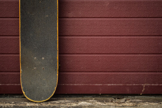 patineta en una pared alineada morada