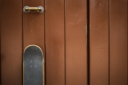 patineta en una puerta de color bronce