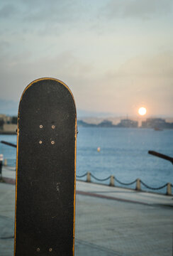 patineta en la costa en el atardecer