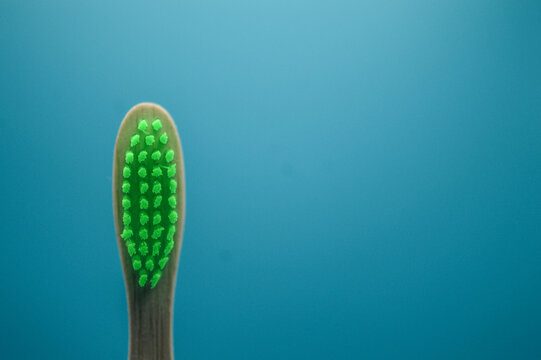 cepillo de dientes de madera en fondo azul