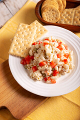 Macaroni Tuna salad with elbow pasta and canned tuna, served with saltine crackers. Easy and healthy recipe.