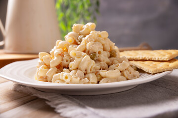 Macaroni Tuna salad with elbow pasta and canned tuna, served with saltine crackers. Easy and healthy recipe.