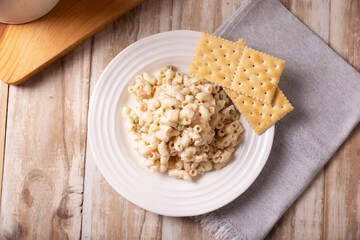 Macaroni Tuna salad with elbow pasta and canned tuna, served with saltine crackers. Easy and healthy recipe.