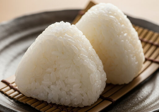 シンプルな塩むすび（塩おにぎり）