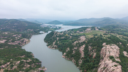 Obraz premium China Shandong Wulian Songyue Lake, cloudy and misty mountain scenery