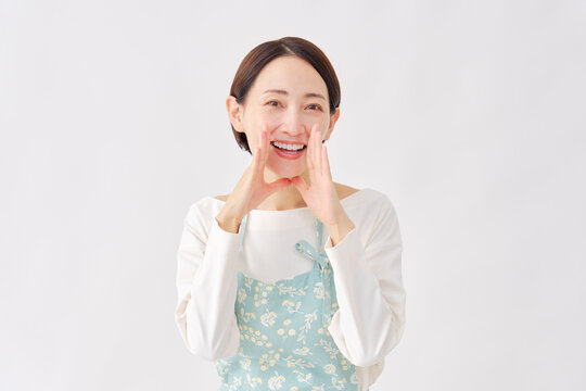 話しかけるエプロンを着た女性　白背景