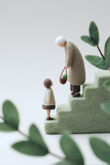 階段を上るお年寄りを助ける女の子のやさしい思いやり（フェルト・3D）まみおデザイン福祉シリーズ
