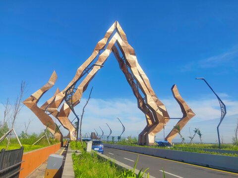 Kabanaran Bridge connects Kulon Progo and Bantul on Java&rsquo;s Southern Cross Road, featuring a central gunungan-style gateway that reflects Javanese culture and local identity