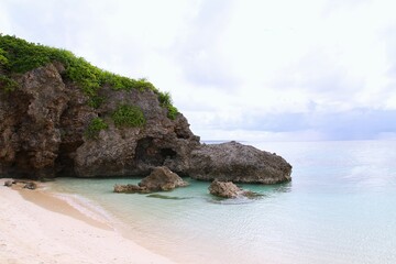 Obraz premium Tropical beach with turquoise water and natural rocks in Miyako Island