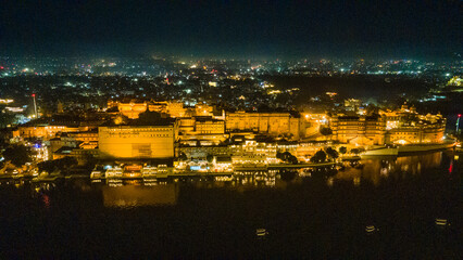 Naklejka premium Udaipur City Palace night drone shot
