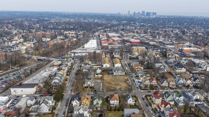 Obraz premium Foggy aerial drone photo of Mount Vernon New York with overcast winter sky and dense neighborhoods, image 6