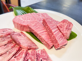 和牛のシャトーブリアンステーキと牛たん。グリルする前の生肉。