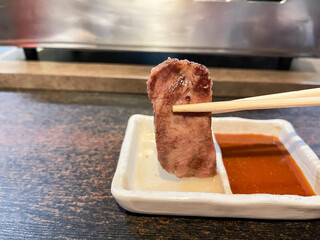 和食の焼肉。ロースターで焼いた牛たん。