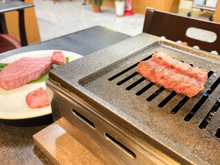 和食の焼肉。ロースターで焼いたシャトーブリアンステーキ。