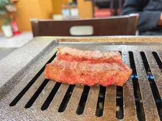 和食の焼肉。ロースターで焼いたシャトーブリアンステーキ。