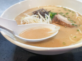 クリーミーな豚骨ラーメン。日本の九州地方で有名な麺料理。もやしとキクラゲとチャーシューをトッピング。