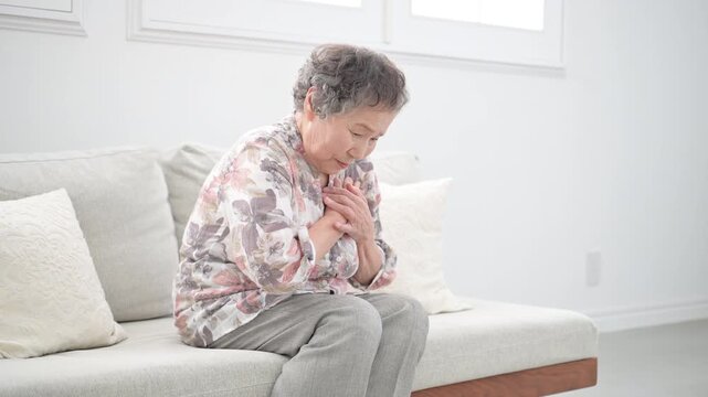 心臓や胸の痛みが気になる、体調が悪いシニアの後期高齢者女性のイメージ　心筋梗塞&hellip;？肋間神経痛？狭心症？の不安の動画