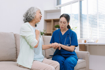 Obraz premium doctor talking with woman patient for monitoring and check up. doctor touching patient hand and consoling.