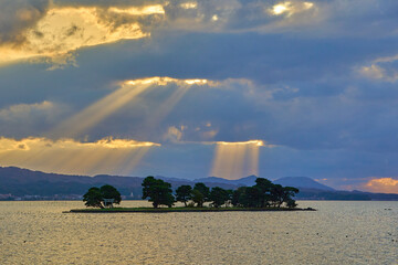 秋の島根県松江市 宍道湖の嫁ヶ島の夕暮れ