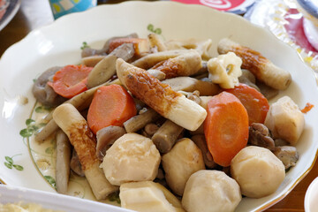 大皿に盛られた煮物