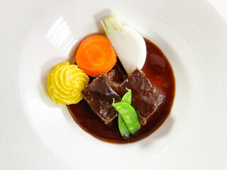 牛肉の煮込み料理　フレンチコースのメインディッシュ