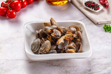 Steamed vongole clams with spices © Andrei Starostin