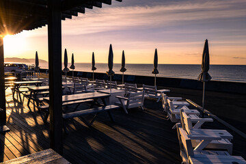 朝日の差し込むおしゃれな海辺のオープンカフェテラス
