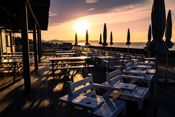 朝日の差し込むおしゃれな海辺のオープンカフェテラス
