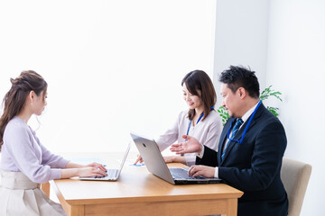 クライアントとのミーティングをするビジネスパーソン