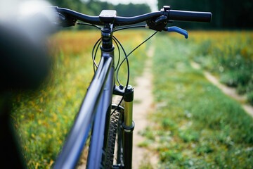 Naklejka premium Bicycle handlebars and GPS in forest
