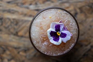 vista cenital de cocktail con flor 