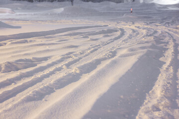 夜の街灯に照らされる静かな雪道