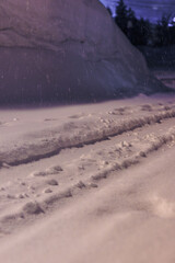 夜の街灯に照らされる静かな雪道