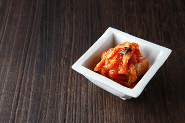 小鉢に盛り付けた少量の白菜キムチ　木目背景