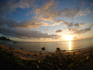 朝焼け（または夕暮れ）の光が広がる空