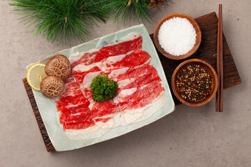 소의 양지머리뼈의 한복판에 붙은 기름진 고기. 빛이 희고 단단하다.
Fatty...