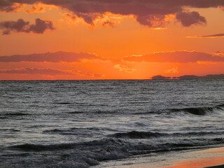 日が沈んだ後の空模様と穏やかな波打ち際