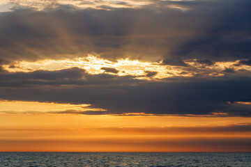 Fototapeta premium 太平洋の日没。 夕暮れの海に漁船に乗ってアカハタ釣りに出かけた。 ヒリゾ浜南伊豆町中木 静岡県伊豆半島-2025 日本有数のシュノーケリングスポット。 夏の数カ月間だけ渡し船で行ける。 水質透明度魚影が素晴らしい。 