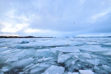 アイスランドの氷河湖に浮かぶ大小様々な氷の塊 透き通るようなブルーの氷と冷たい水面が織りなす極地の風景 地球温暖化や環境問題を考えさせる自然の記録写真 寒冷地の厳しい気候と美しい景観