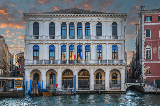 Dolfin Manin Palace, overlooking of the Grand Canal, near the Rialto Bridge.Was built by the Dolfin family starting in 1536. Today the Venice branch of the Banca d'Italia. Venice, Italy