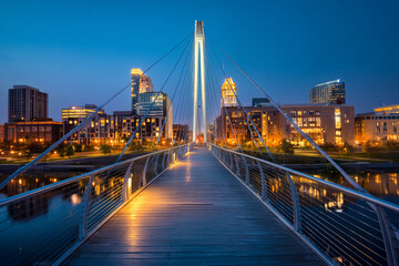 Obraz premium A pedestrian bridge with a city skyline at dusk time