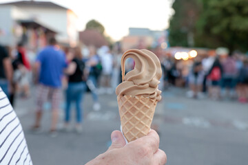 softice glace markt sommer hand spass freizeit