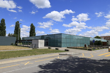 sporthalle modern glashaus geb&auml;ude schweiz
